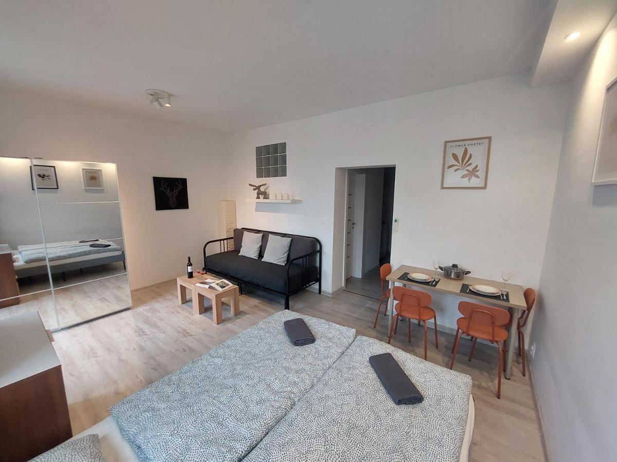 Utulny Apartman S Balkonom Apartment บราติสลาวา ภายนอก รูปภาพ